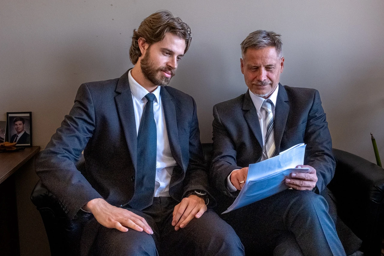 Dr. Biró Barna András és Dr. Biró Barna egy dokumentumot néznek át